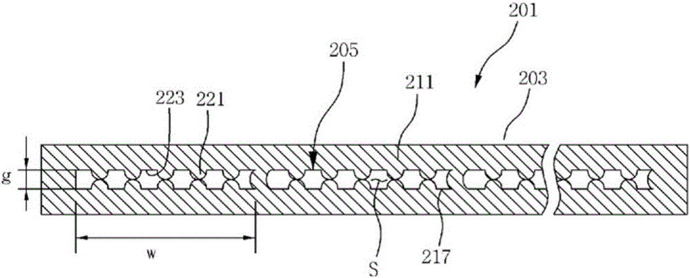 Thin heat pipe having wicks of crisscross structure