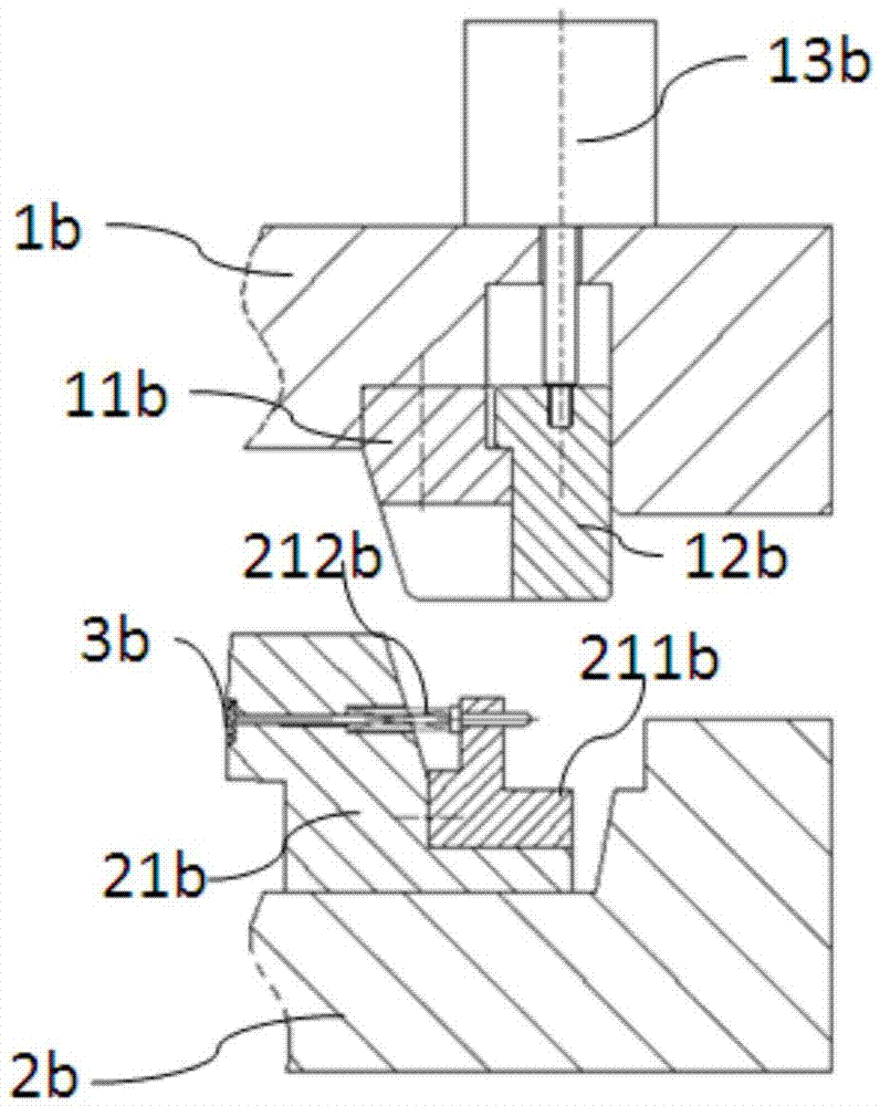 Mold with mechanical reverse ejecting mechanism