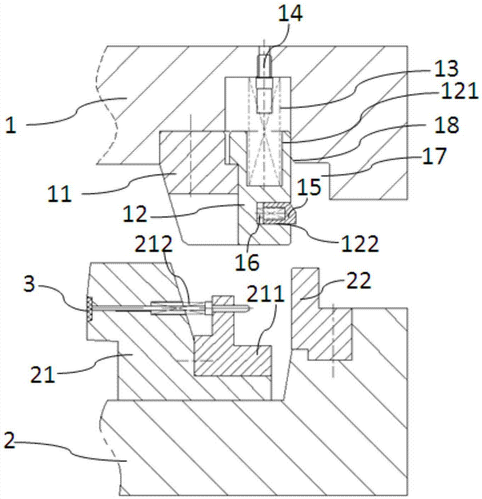 Mold with mechanical reverse ejecting mechanism