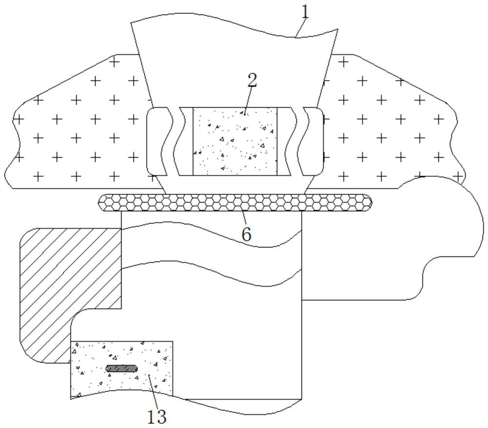 Device capable of solving problems of non-automatic feeding and easy blockage and inconvenient cleaning of filter screen