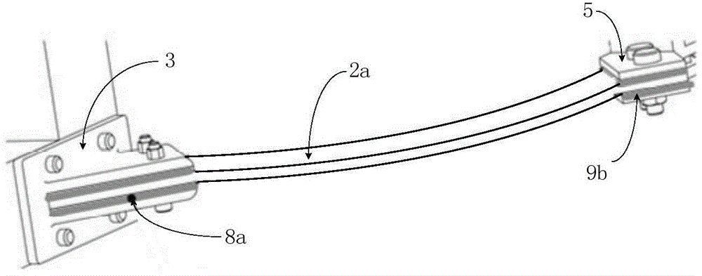 Semi-independent suspension with inclined leaf springs