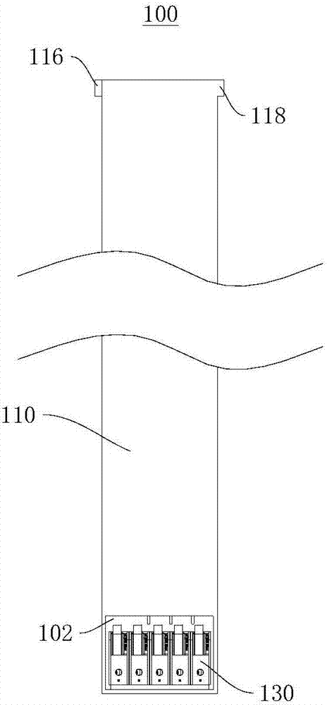 Vertical deep-well type medicine discharging barrel and medicine discharging device