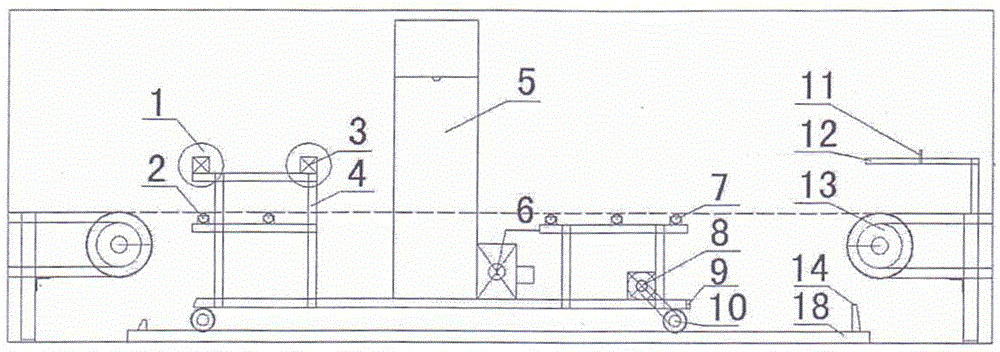 Automatic foam cutting device for continuous production line and method for automatically cutting foam