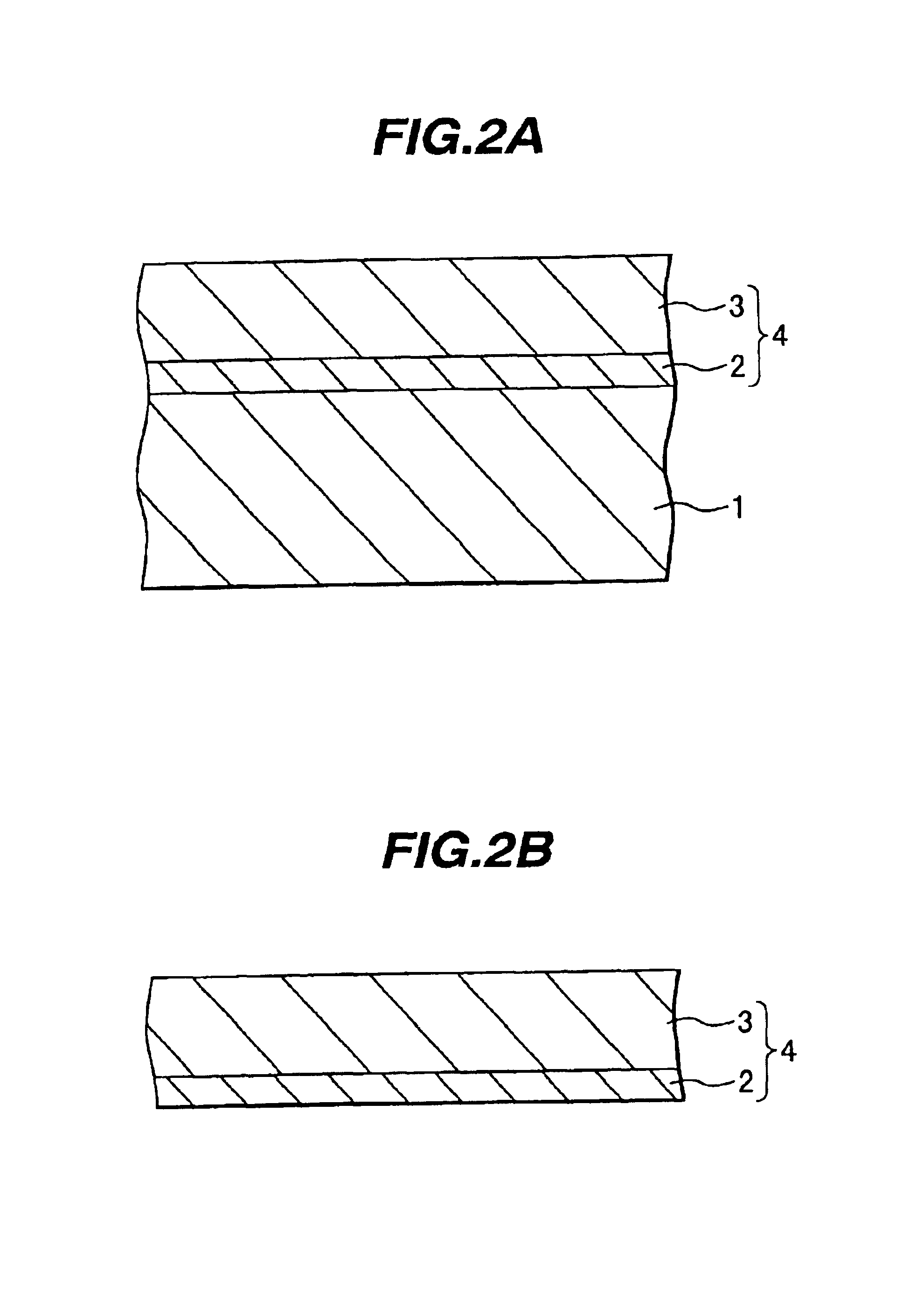 Semiconductor light emitting device having quantum well layer sandwiched between carrier confinement layers