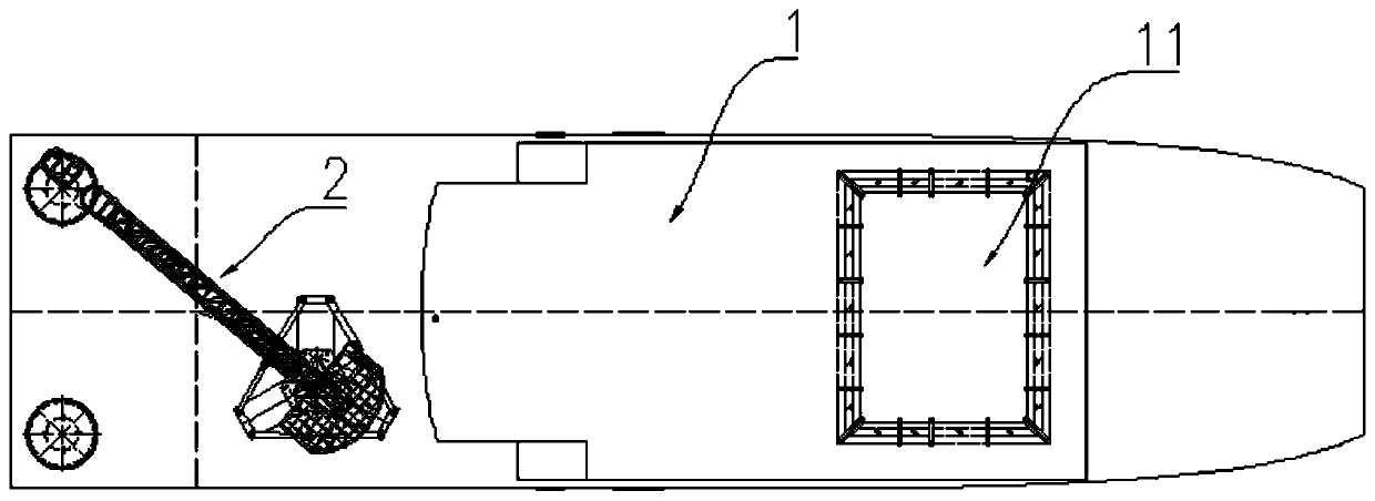 Wind power operation and maintenance ship with compensation boarding and parking function, and boarding and parking method thereof