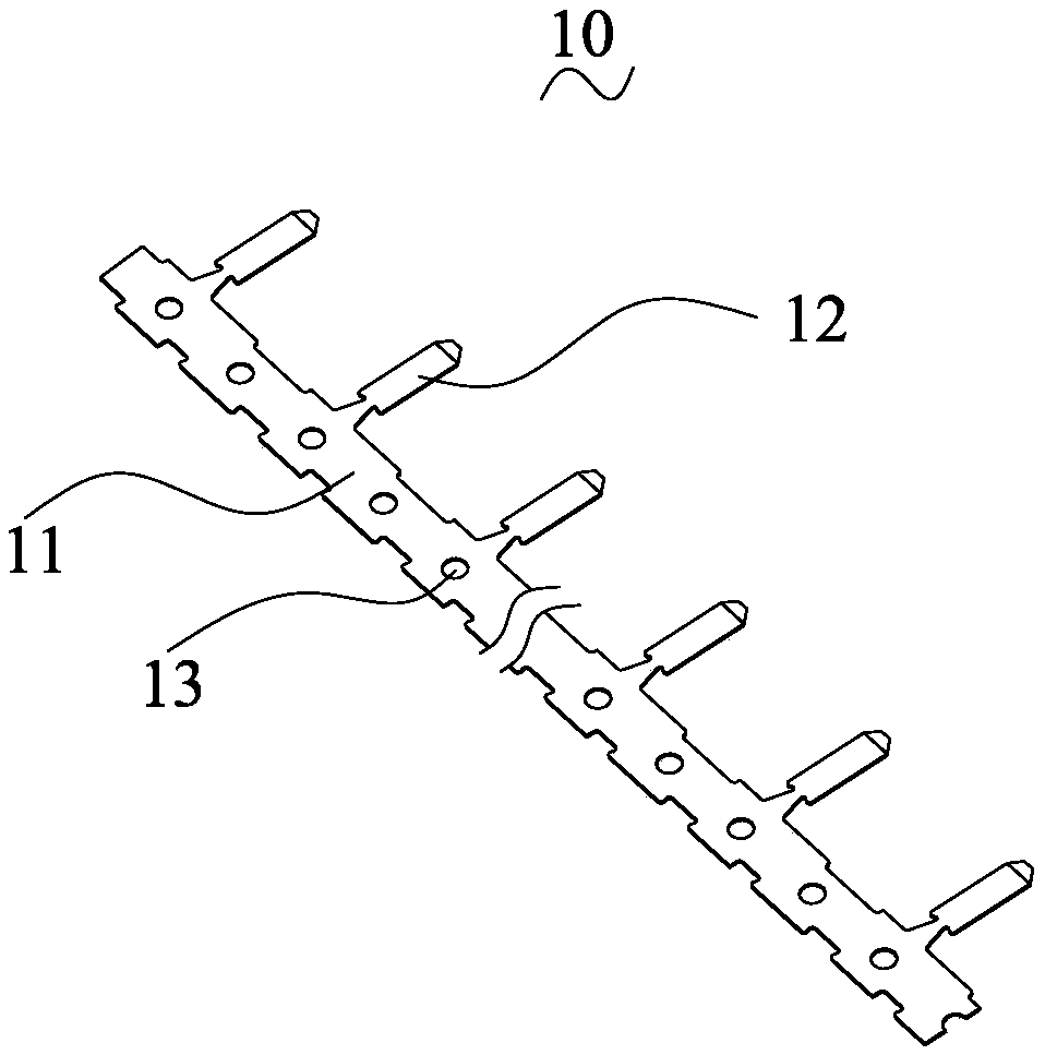 Variable-spacing feeding box mechanism of medical blades and medical instrument packaging equipment