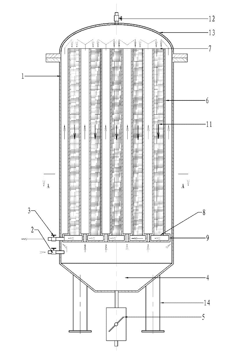 Filter for filtering synthetic produced liquid in production process of dimethylformamide and filtering method thereof