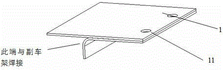 Vibration isolation lifting lug device with exhaust pipe and auxiliary frame connected