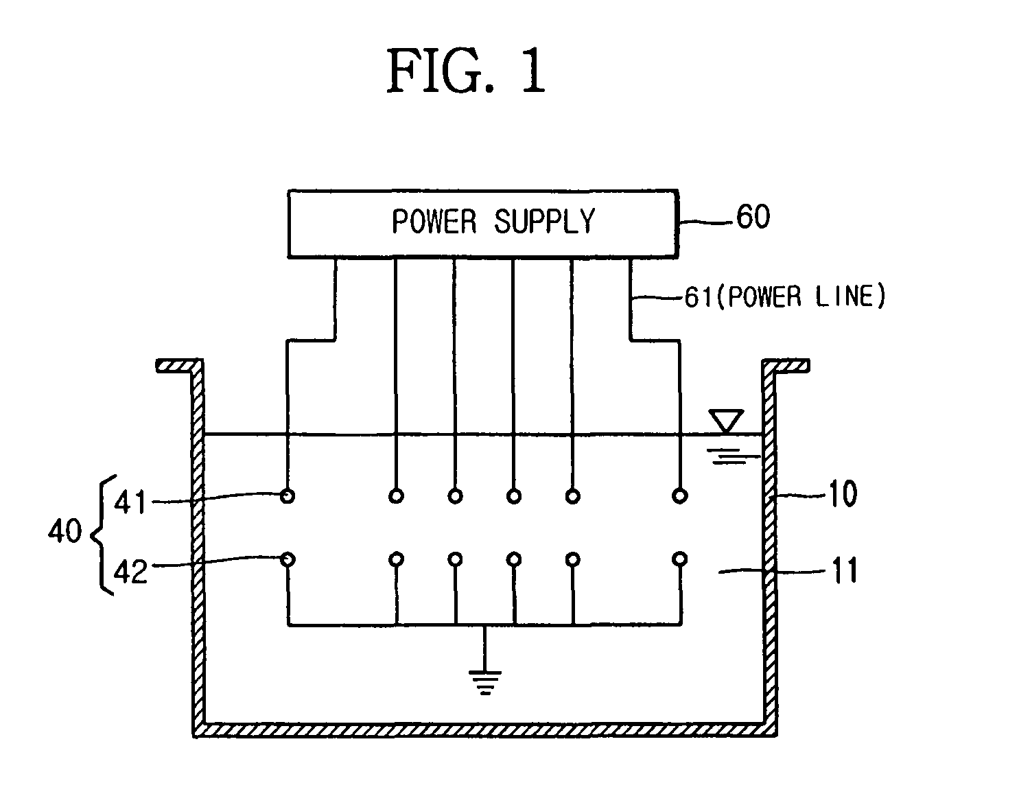 Apparatus for manufacturing sterilized water, and portable apparatus for manufacturing sterilized salt solution