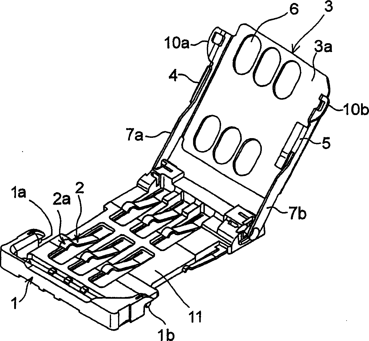 Card connector prevented from short-circuiting between a ground line and a signal line