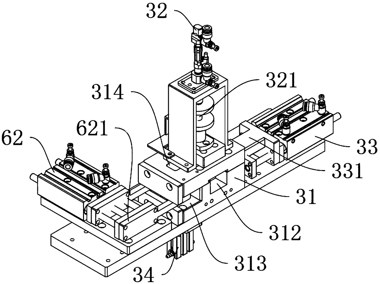 Automatic detecting and discharging device and method for metal nuts in plastic water pipe