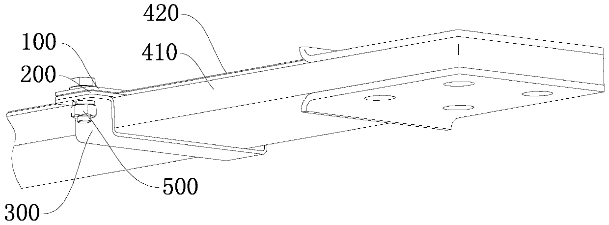 Flexible fixing clamp device for preventing dispersion of conductive belt of isolation switch caused by wind-blown sand