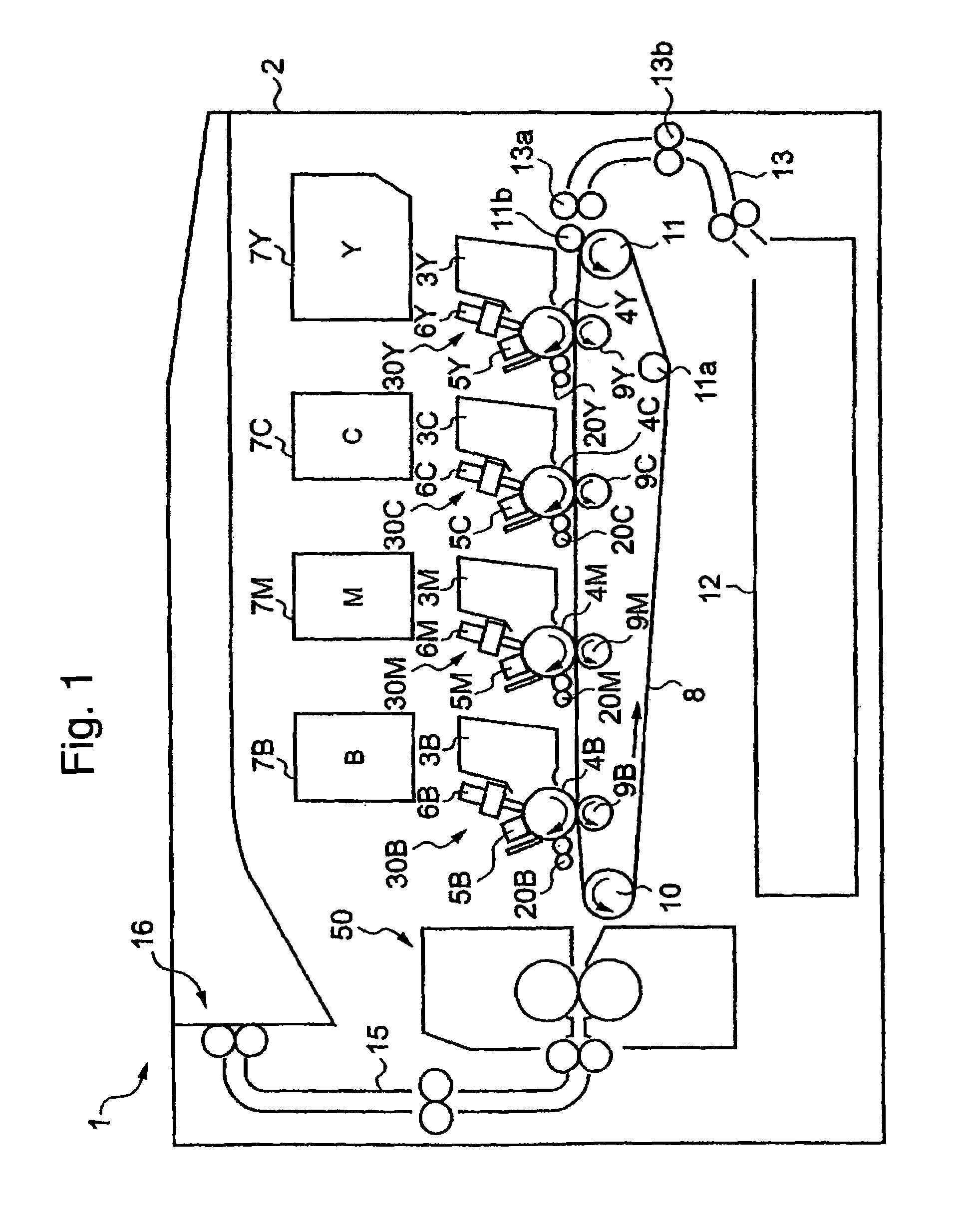 Color image forming method and apparatus with image flaw reducing speed control of toner image carrier peripheral velocity