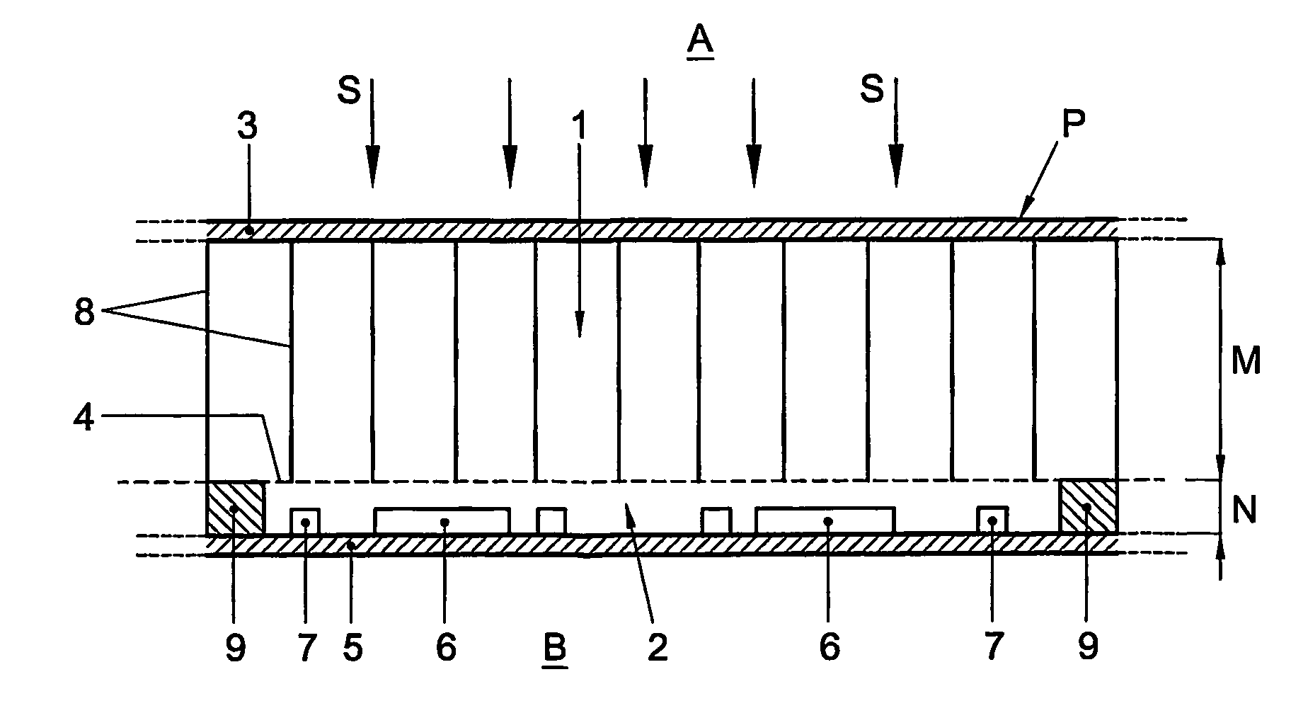 Device for actively reducing sound transmission, and panel comprising such device