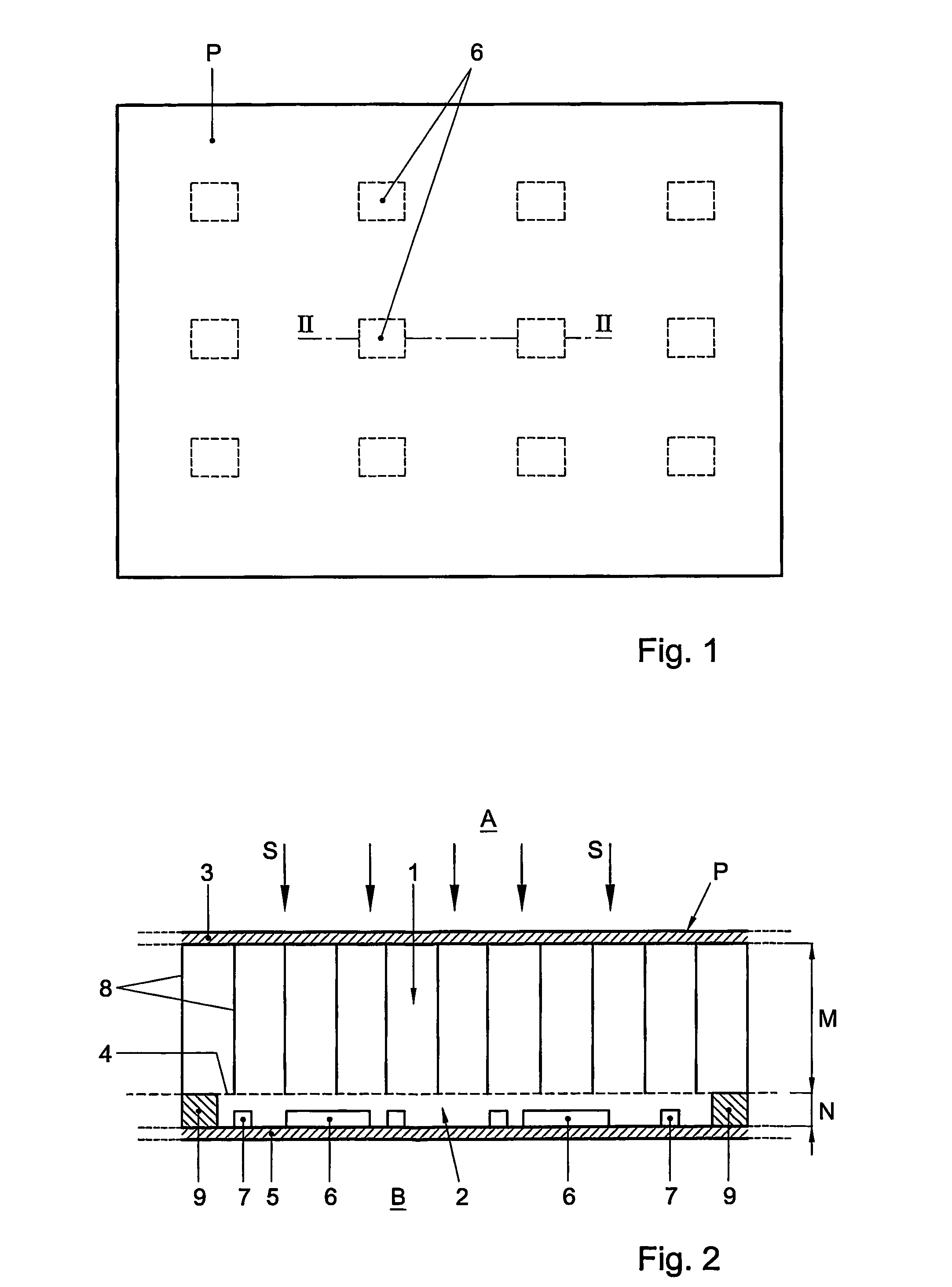 Device for actively reducing sound transmission, and panel comprising such device