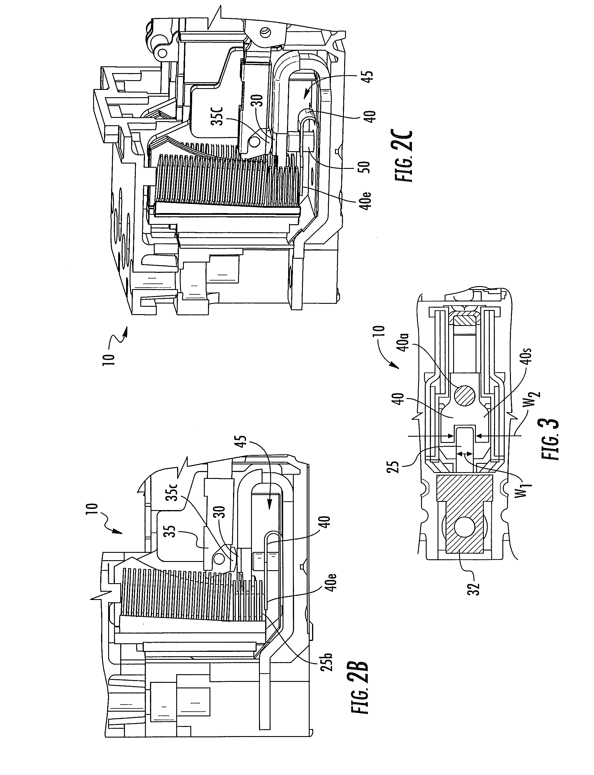 Arc runners suitable for DC molded case circuit breakers and related methods