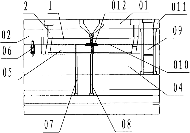 Device for automatic blanking of three-plate mold spreader channel cold slug