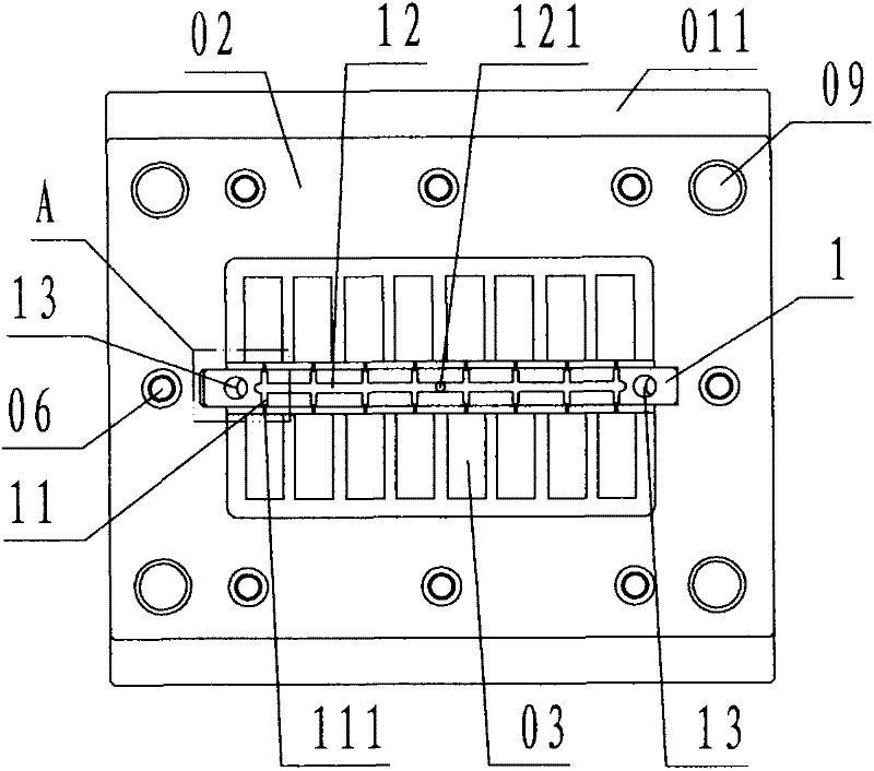 Device for automatic blanking of three-plate mold spreader channel cold slug