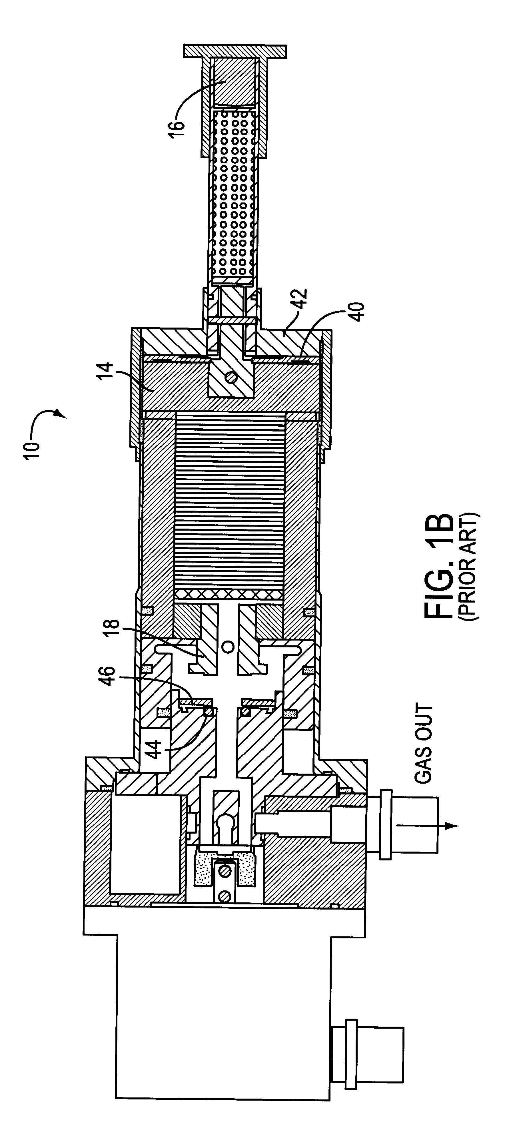 Reduced vibration cooling device having pneumatically-driven GM type displacer