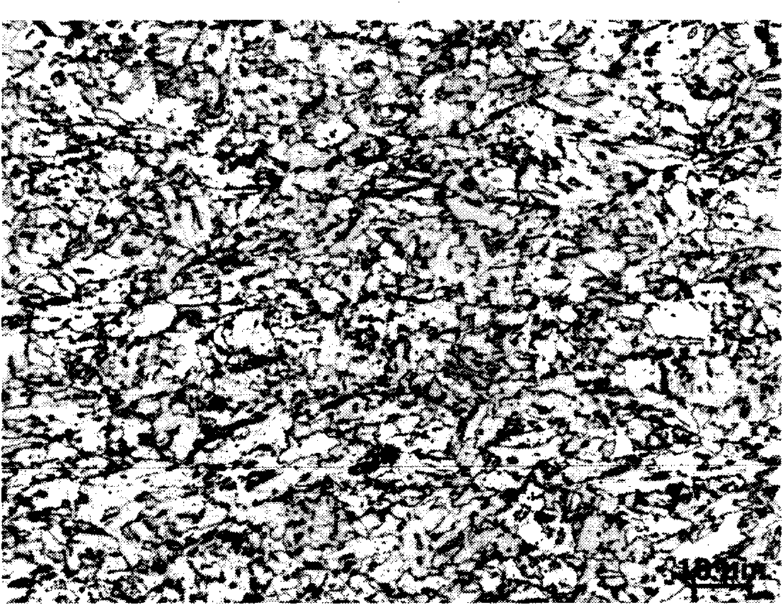 Non-quenched acicular structure high strength low yield ratio weathering resistant steel and production method thereof