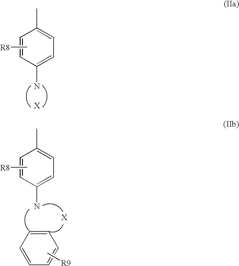 Composition containing an oily phase and a naphthopyran dye, cosmetic treatment processes