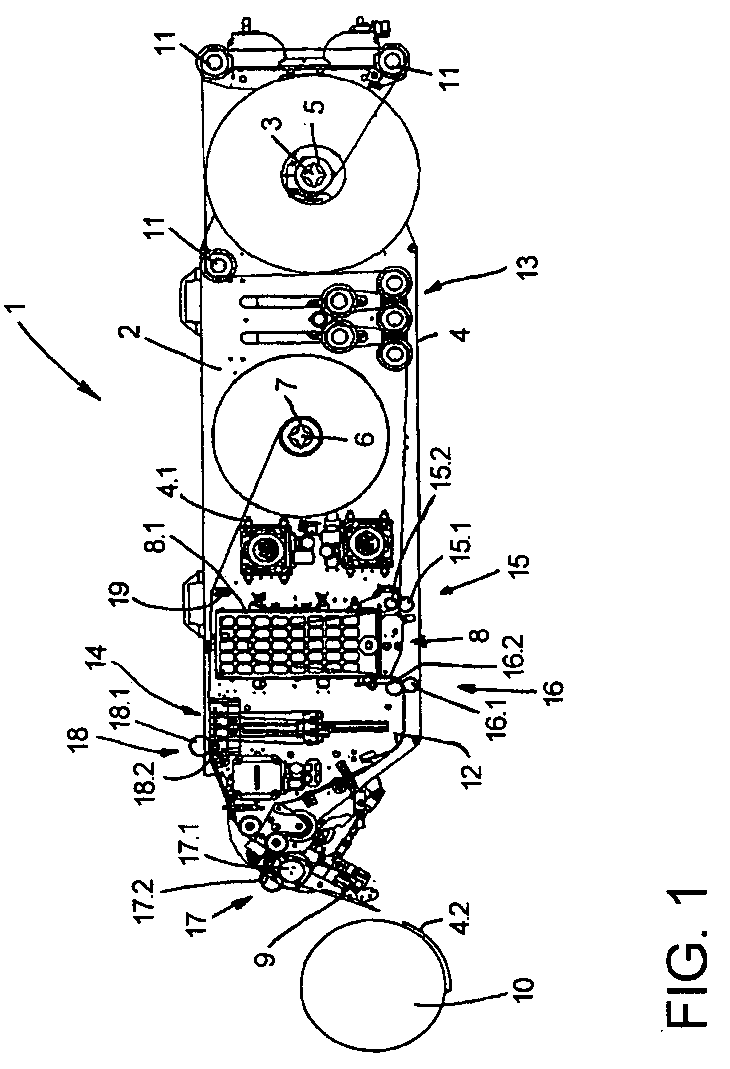 Device for dispensing labels, such as self-adhesive labels, on objects