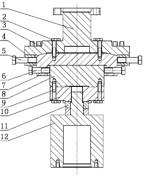 Fatigue testing machine capable of adjusting coaxiality and loading chain centering adjustment method