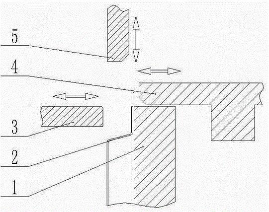 Edge covering method for automobile trunk door