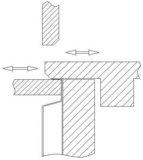 Edge covering method for automobile trunk door