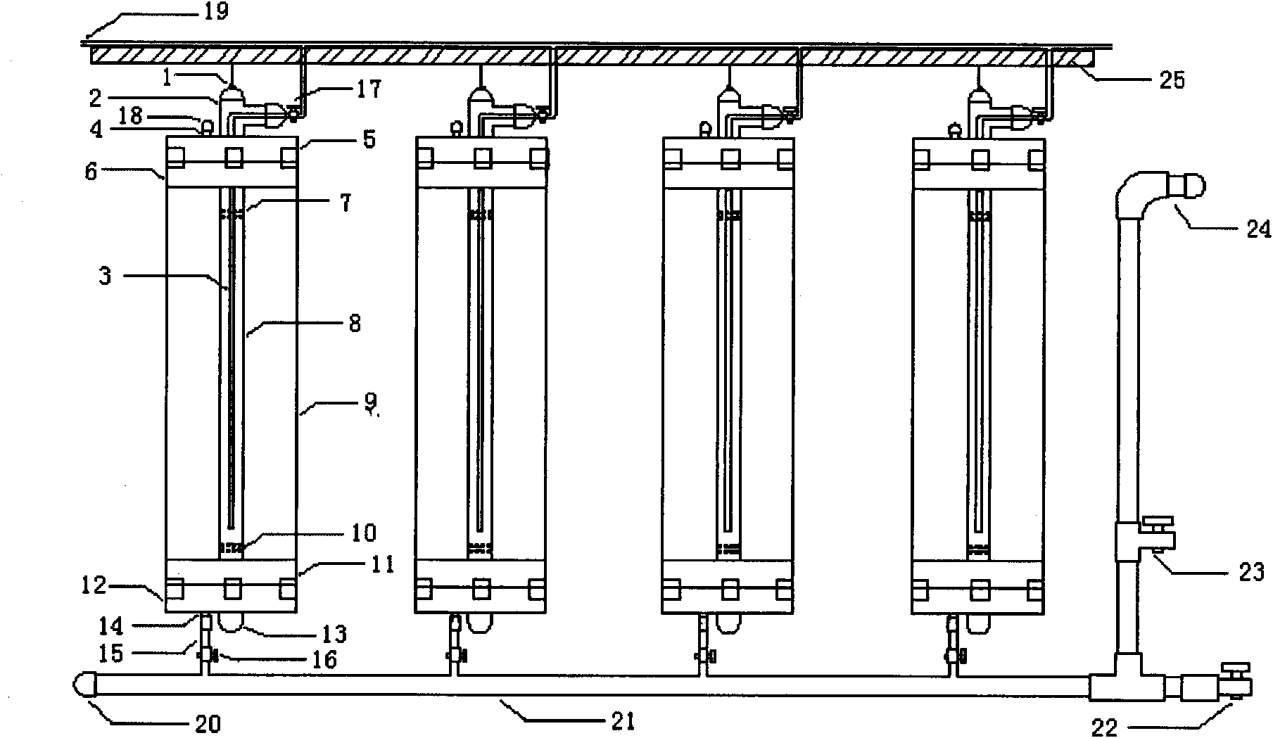 Device and method for cultivating microalgae by utilizing all plastic modular photobioreactor system