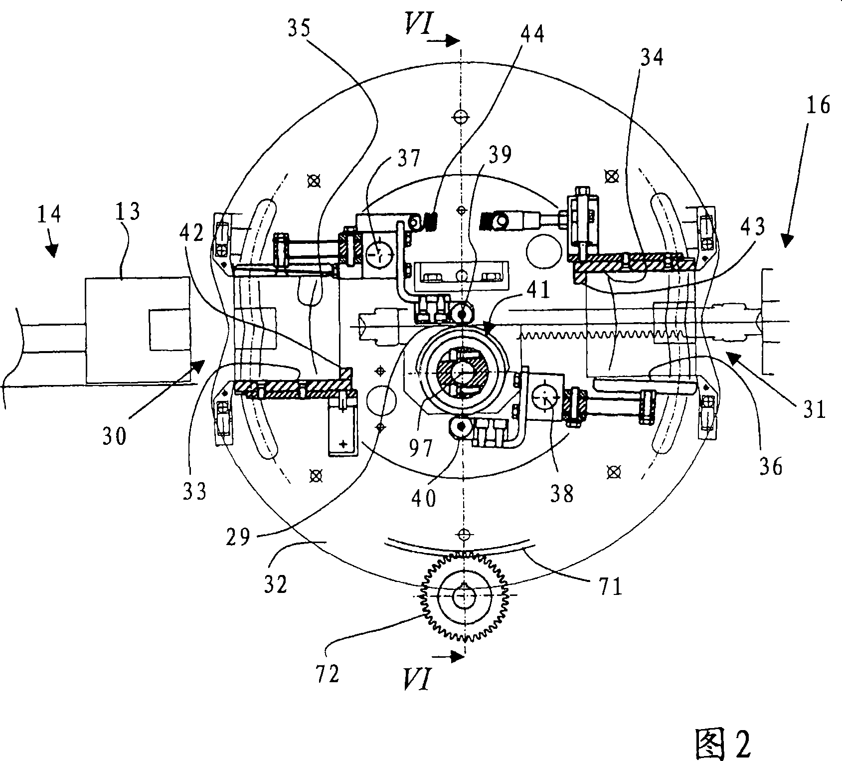 Rotating-head machine for packaging products in sealed film