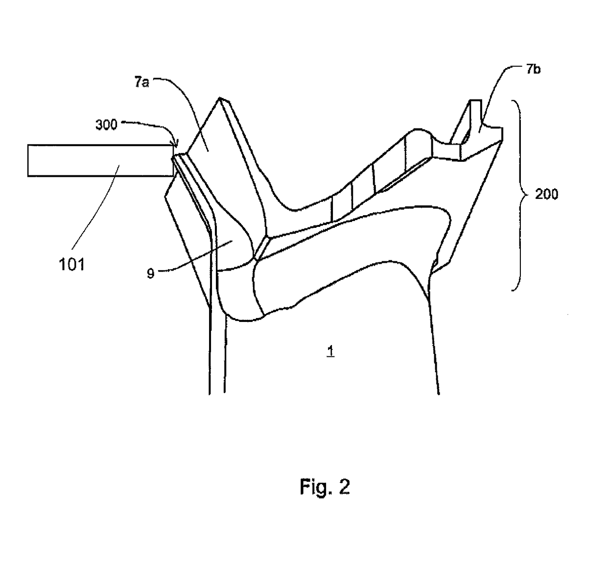 Turbine blade having a shroud and a cutting tooth