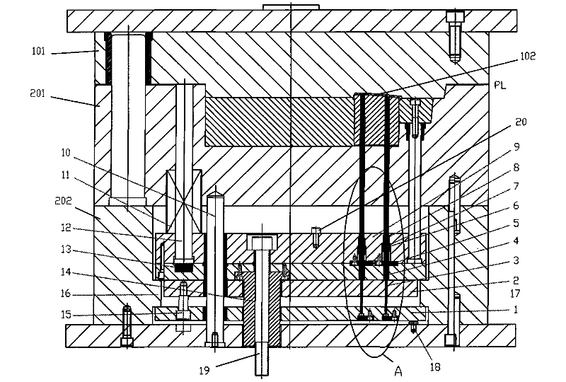 Two color injection molding die and injection molding method