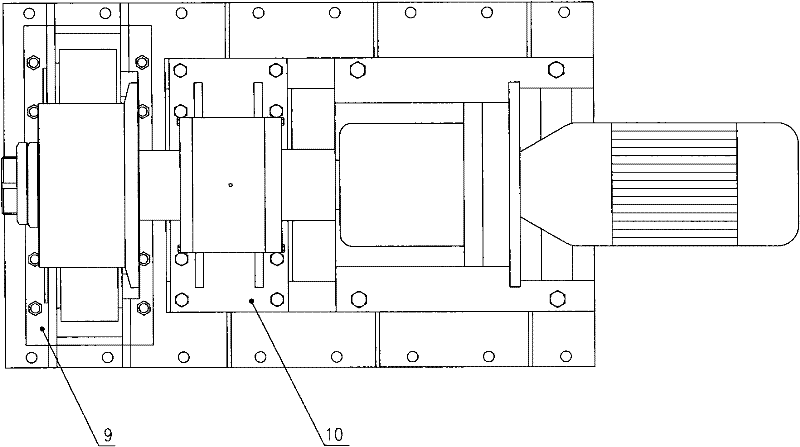 Ground roller type coiling and uncoiling device