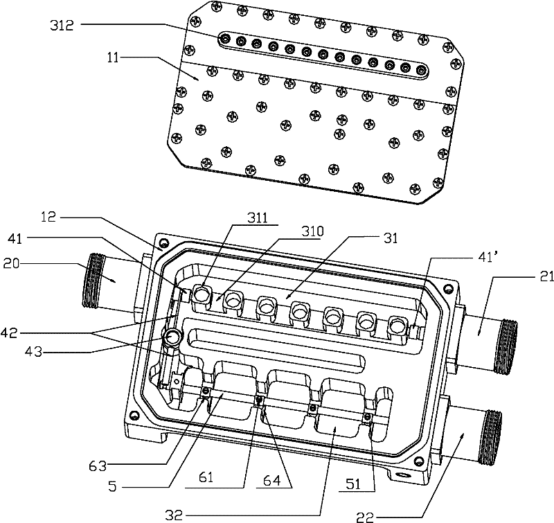 Communication cavity device and combining and distribution structure thereof