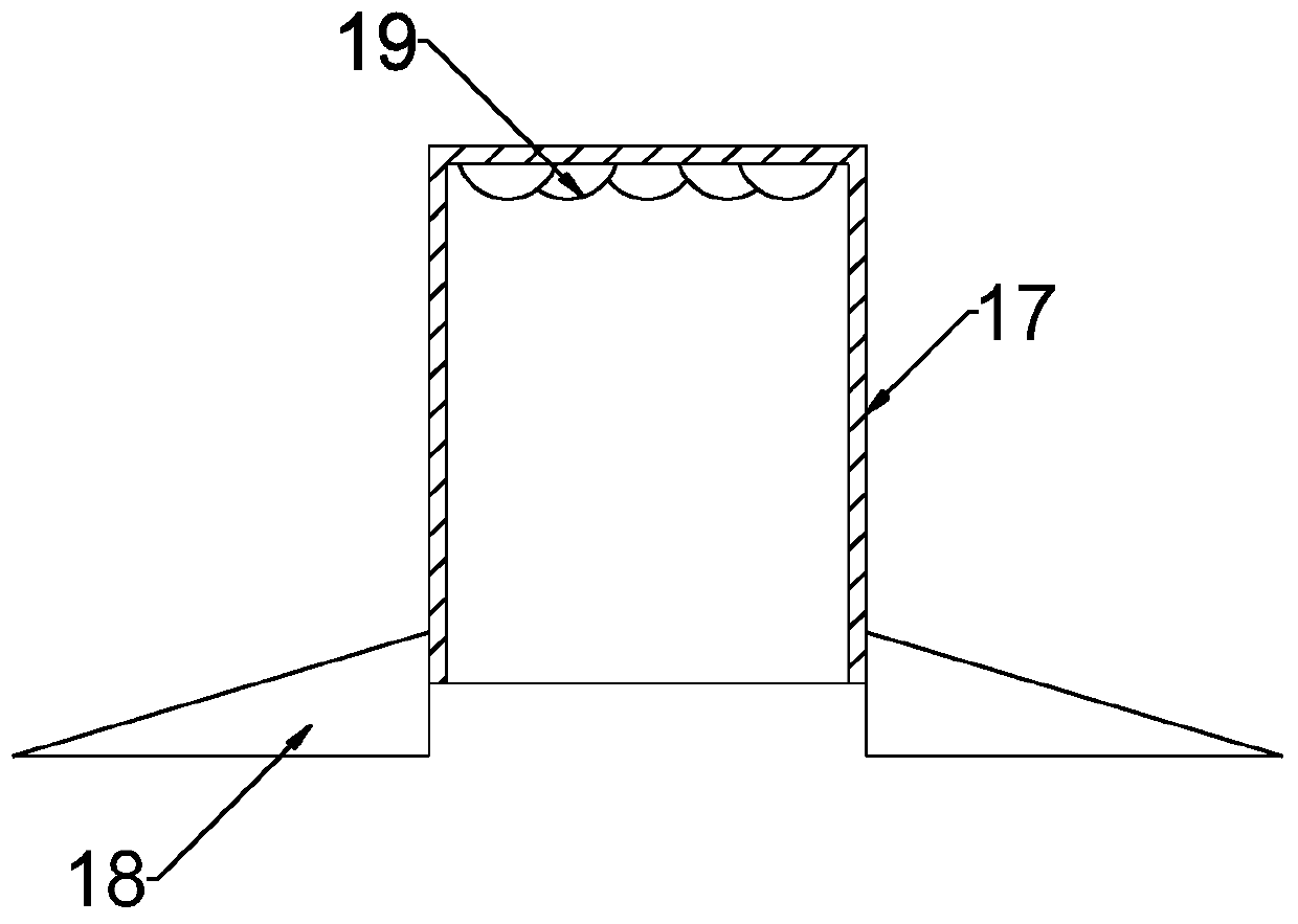 Herbage crushing and processing device with elastic screening function