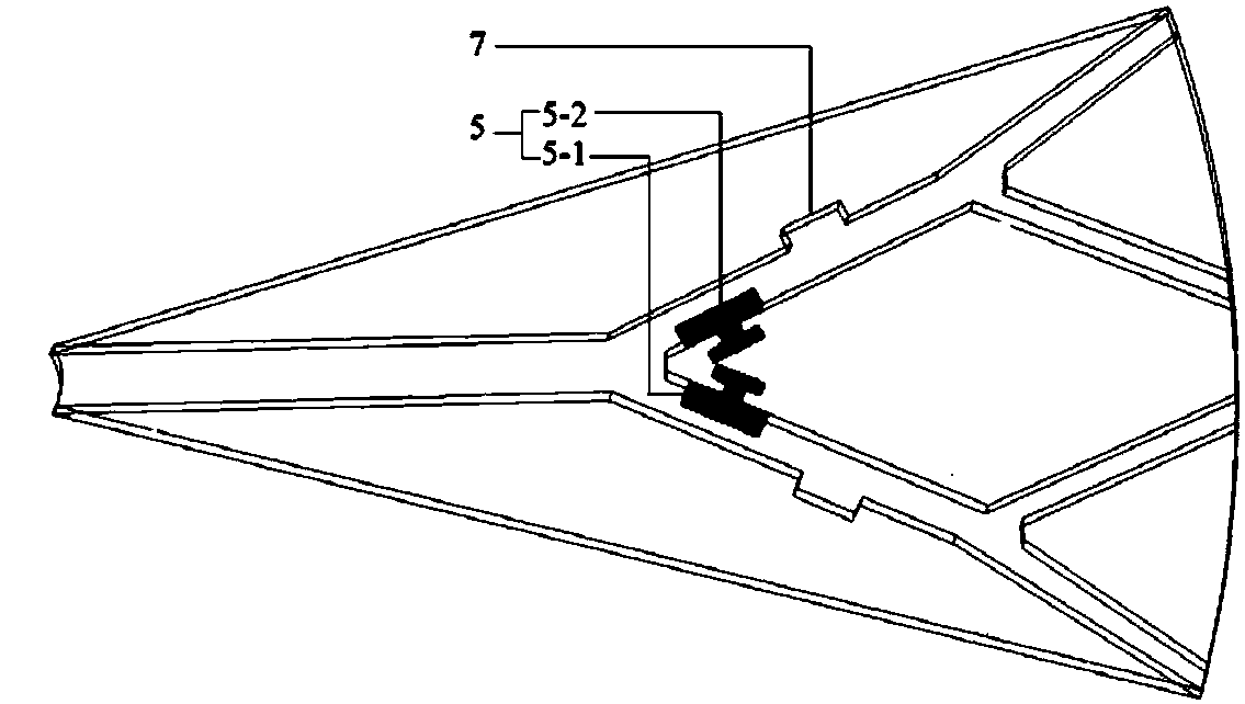 Self-adaptive regulating heat dissipation device capable of intelligently responding to hot spots of chip