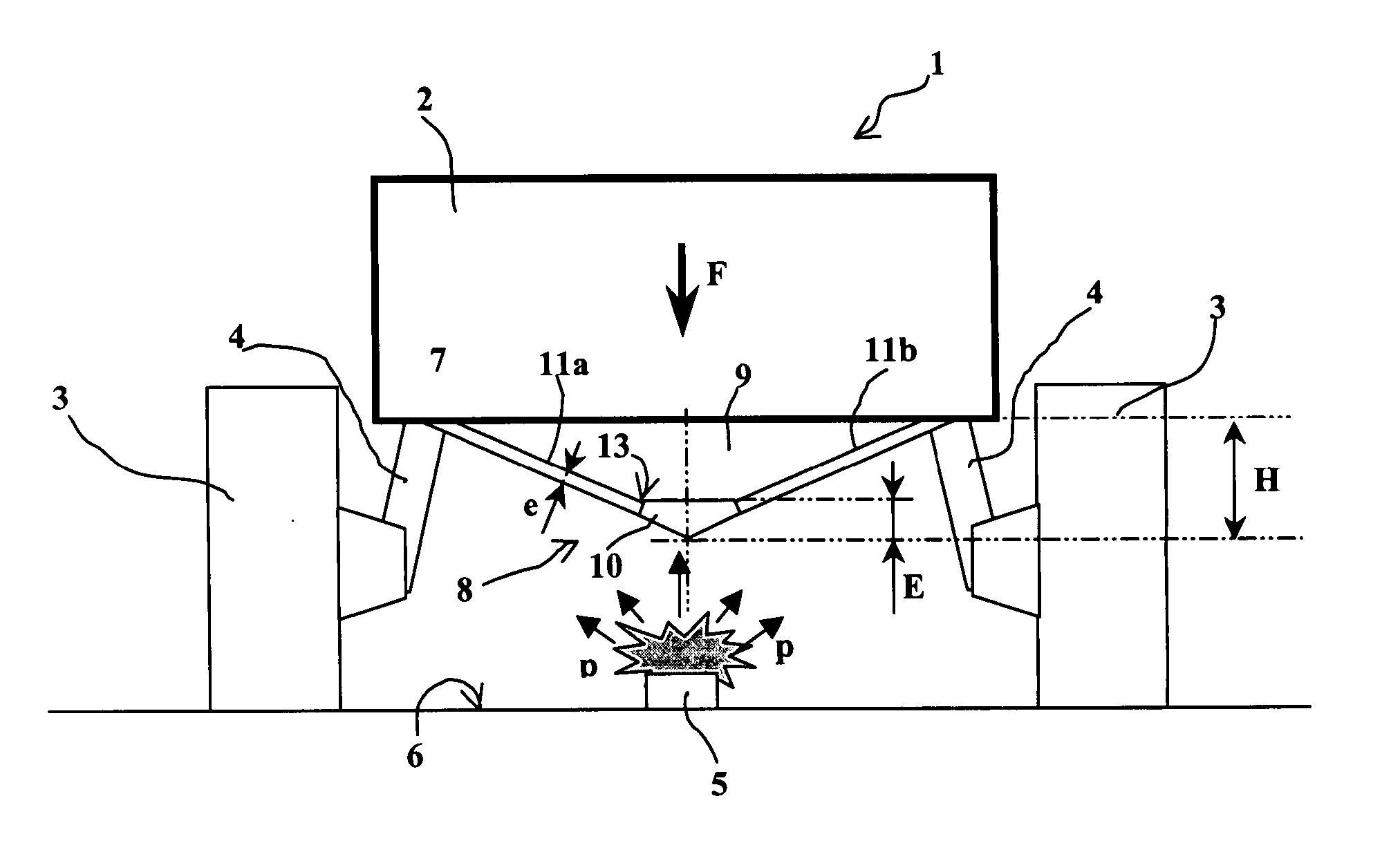 Protection device for the floor of a land vehicle