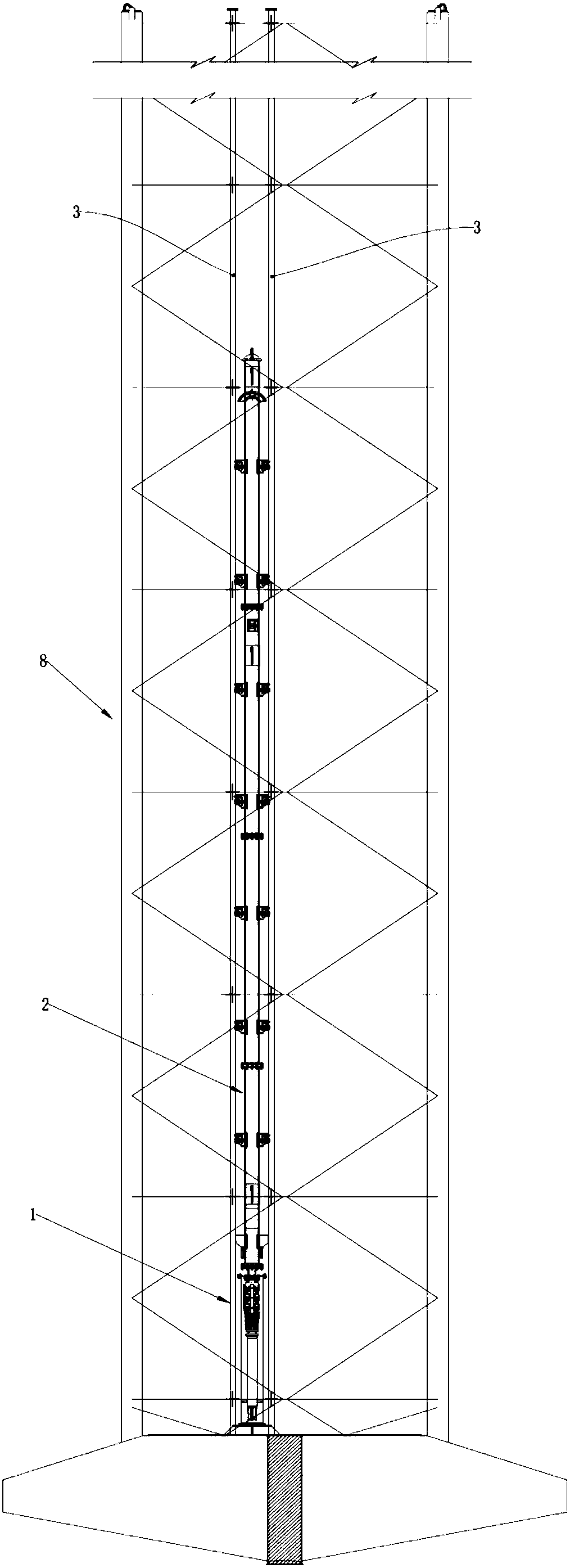 Seawater lifting device arranged in spud leg