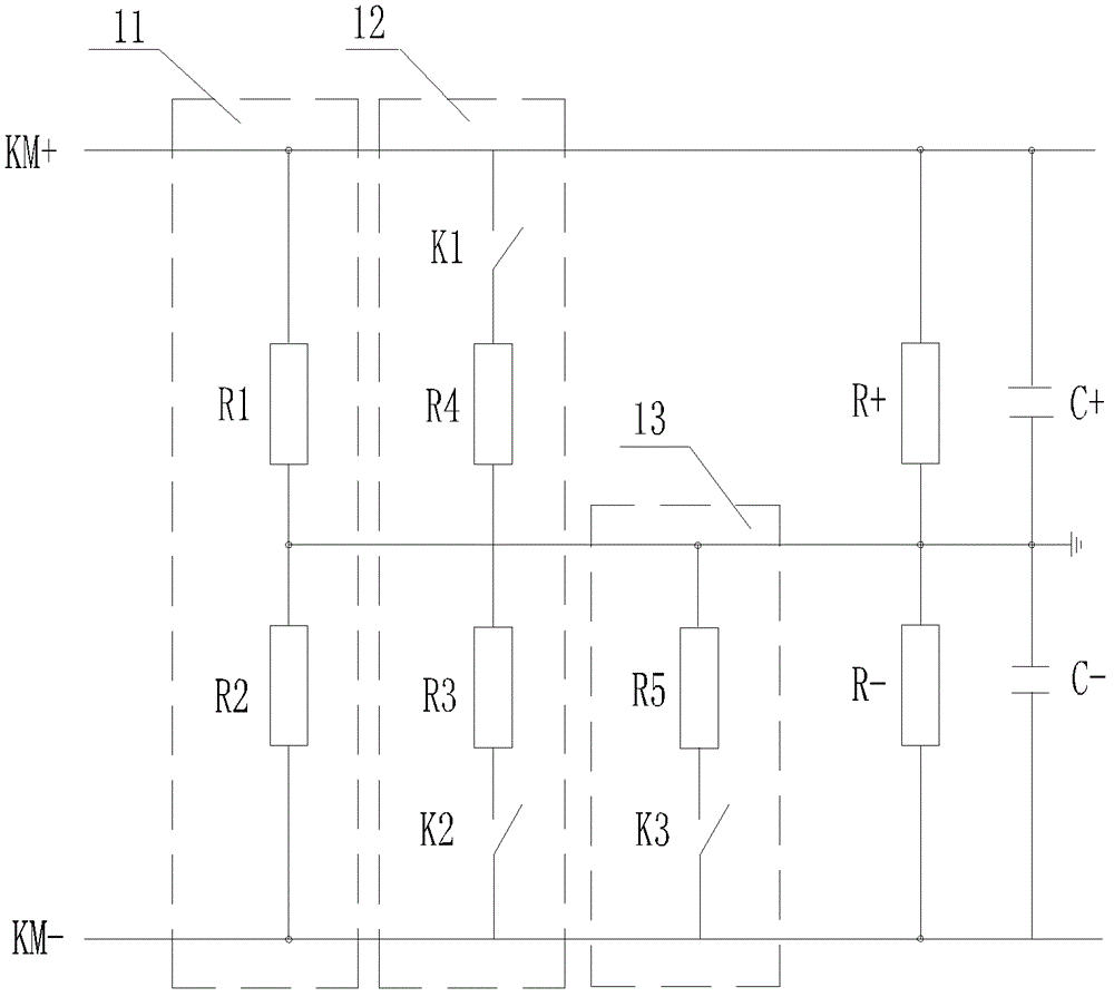 Direct current insulation monitoring device and method capable of compensating deviation of voltage to earth of positive pole and negative pole