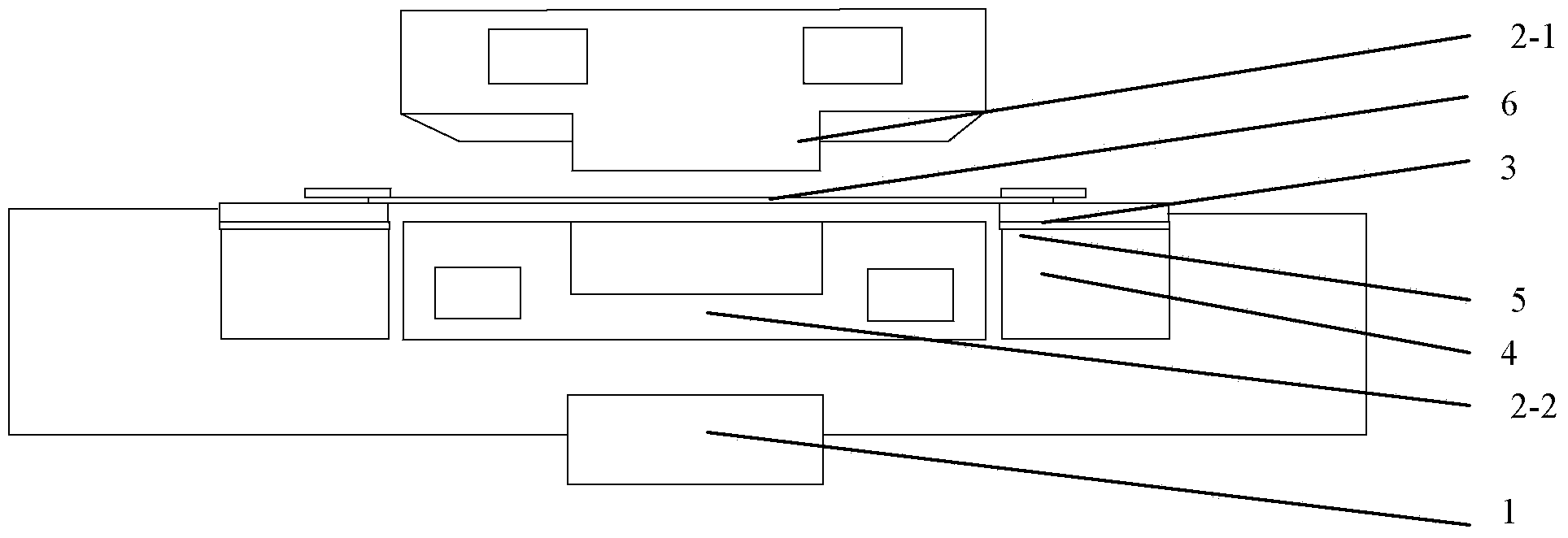 Current-assisted rapid hot forming device and method for long and thin high-strength-steel structural components