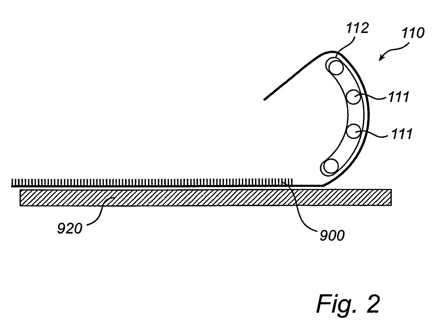 Apparatus and method for handling an artificial turf arranged on a base