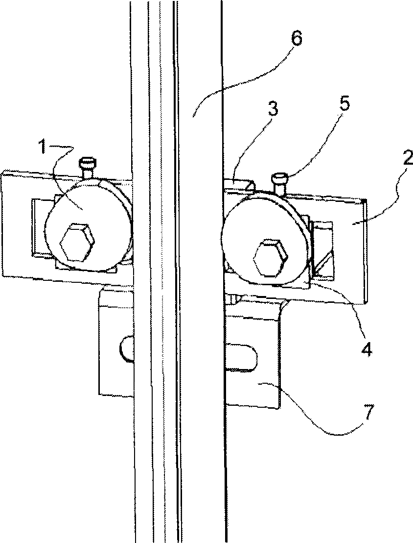 Guide rail straightness regulating device