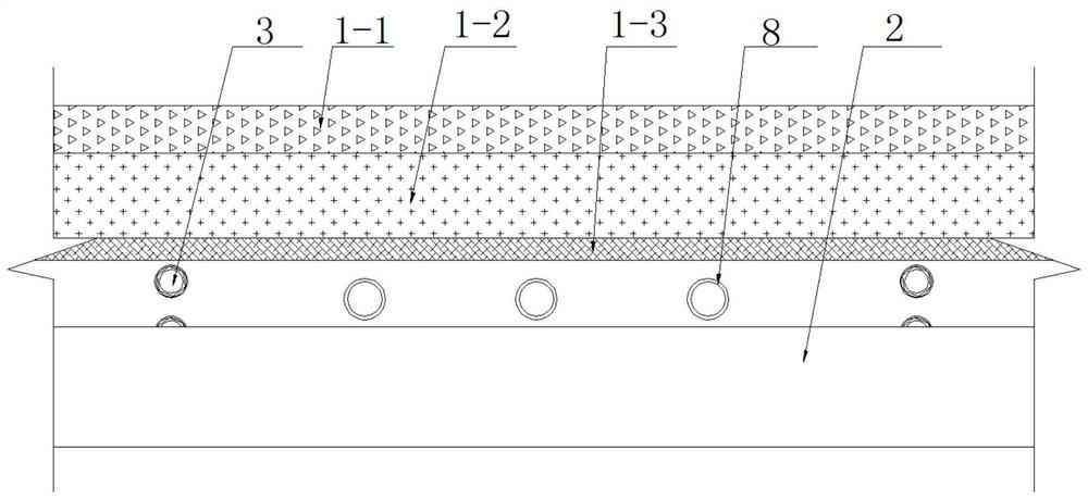 Rainwater and sewage diverting device for refuse landfill