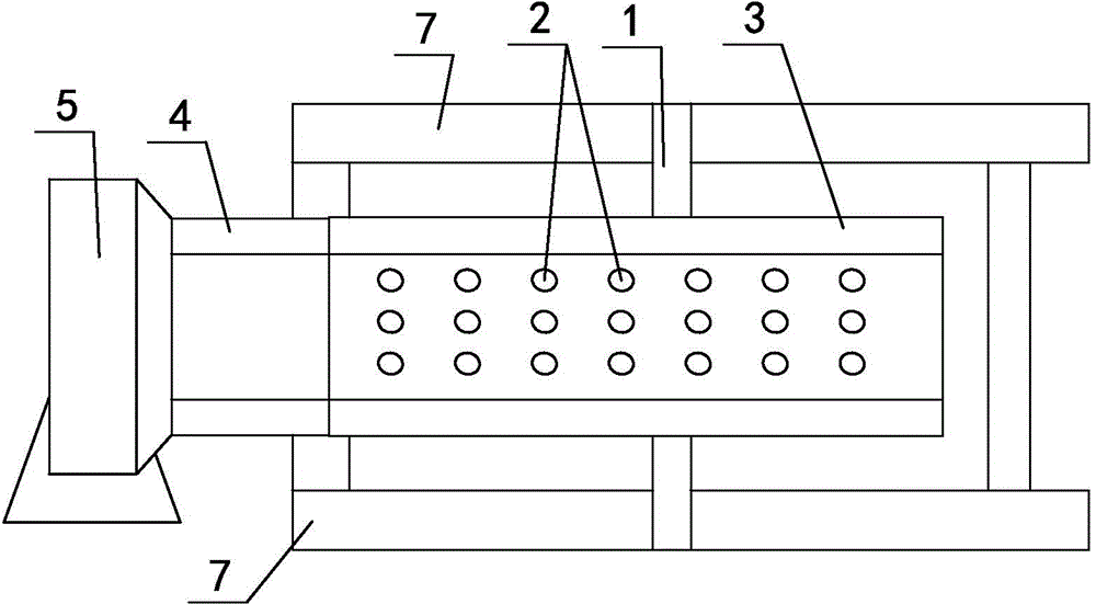 Soil cleaning mechanism with feeding function for potato harvesting