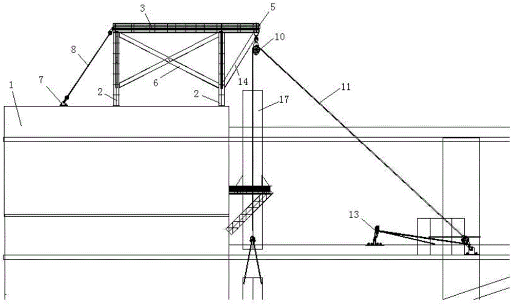 A hoisting device and hoisting method for hoisting inner patio pipelines