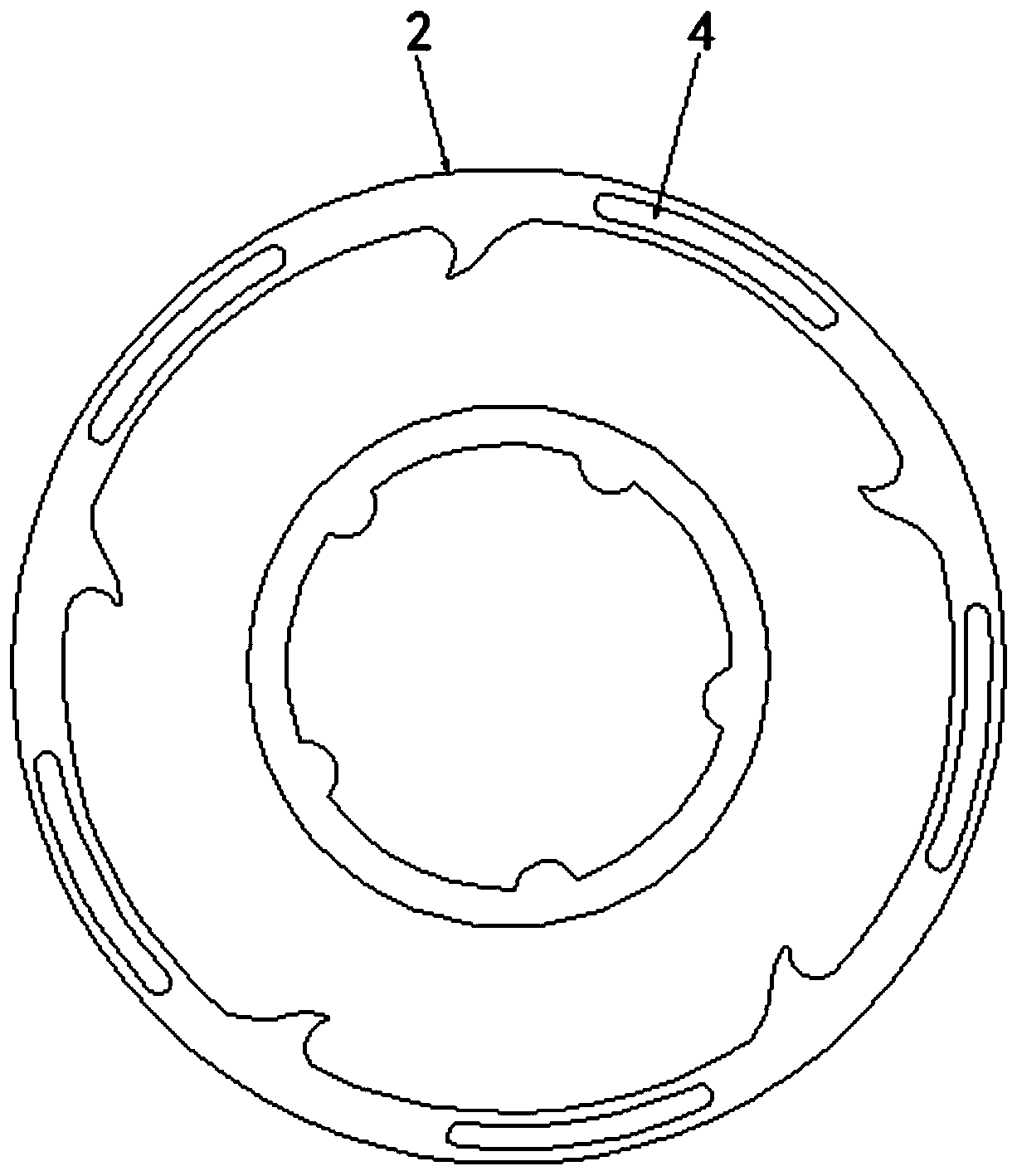 Cable cutting device capable of synchronous clamping and cutting