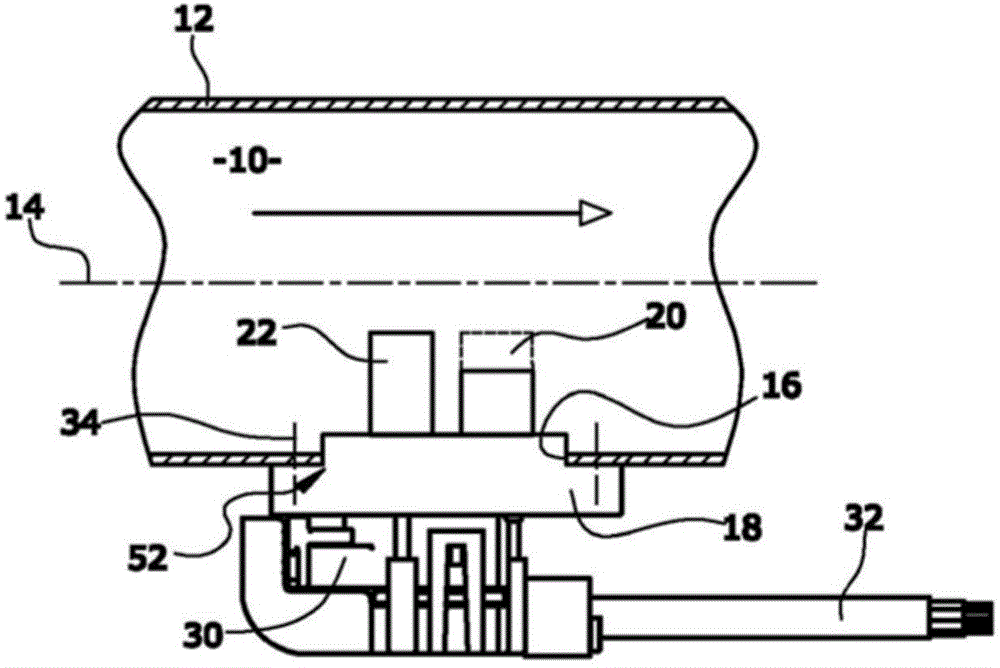 Device for determining a gas mass flow rate, and method for re-calibrating such a device