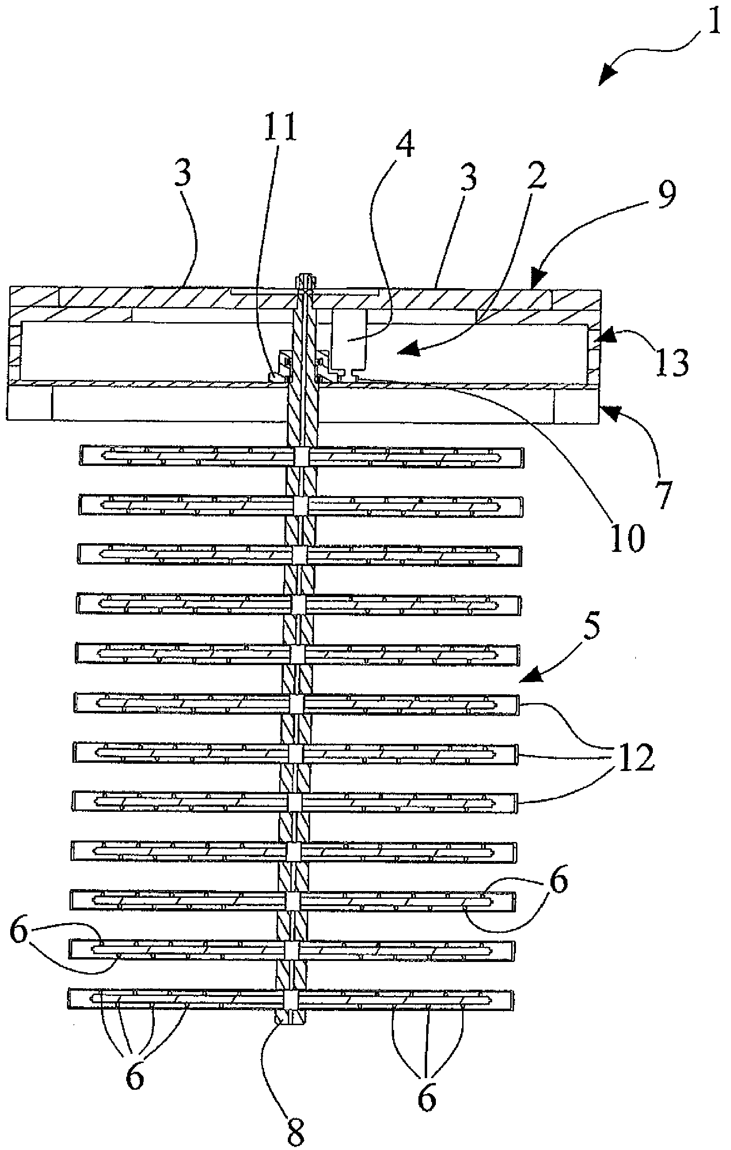 A fluid agitator device for facilitating development of algae or micro-algae in trays or photobioreactors