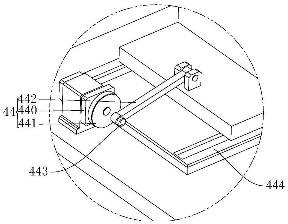 A protective paper attaching device capable of automatically adapting to the width of the steel strip